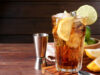 So schmeckt Freiheit: Die legendärsten Drinks der Country-Szene Ein alkoholisches Getränk mit Zitrone und Eis