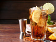 So schmeckt Freiheit: Die legendärsten Drinks der Country-Szene Ein alkoholisches Getränk mit Zitrone und Eis